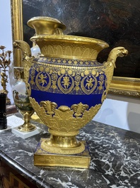 A fine French Empire vase with refined gilt design on a cobalt blue ground, Paris, early 19th C.