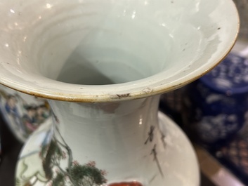 A pair of Chinese famille rose vases with a vistit to the palace, 19th/20th C.