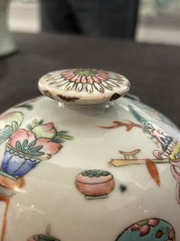 Een Chinese famille rose dekselvaas met antiquiteiten, 19de eeuw