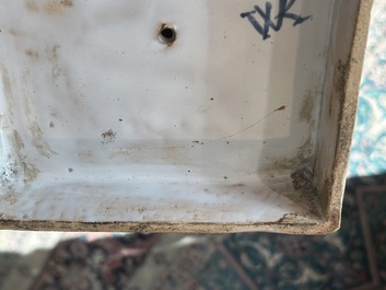 Een paar imposante getorste blauw-witte Delftse dekselvazen, 19de eeuw