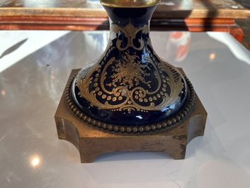 Een paar grote S&egrave;vres porseleinen vazen met allegorie&euml;n van 'De oogst' en 'De visvangst' op verguld bronzen monturen, Frankrijk, 19de eeuw