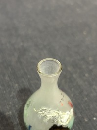 A Chinese miniature reverse painted glass scent bottle with roosters, 19th/20th C.