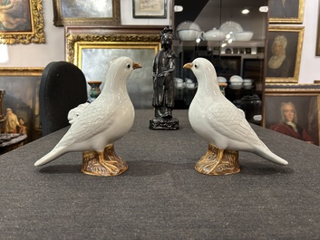 Een paar Chinees porseleinen duiven, een paar olifanten-kandelaars en een zwart-geglazuurde dame, 19de/20ste eeuw