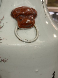 A pair of Chinese famille rose vases with a vistit to the palace, 19th/20th C.