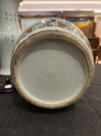 Twee Chinese qianjiang cai yenyen vazen en een famille rose dekselpot, 19de/20ste eeuw