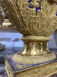 A fine French Empire vase with refined gilt design on a cobalt blue ground, Paris, early 19th C.