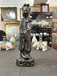 Een paar Chinees porseleinen duiven, een paar olifanten-kandelaars en een zwart-geglazuurde dame, 19de/20ste eeuw