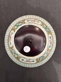 Twee Chinese qianjiang cai yenyen vazen en een famille rose dekselpot, 19de/20ste eeuw