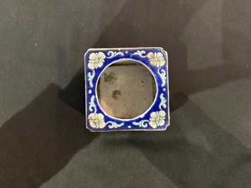 Een Chinese dekselkom op voet, twee wijnkoppen en een warmer, Tongzhi merk en periode