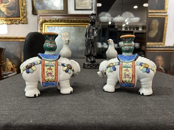 Een paar Chinees porseleinen duiven, een paar olifanten-kandelaars en een zwart-geglazuurde dame, 19de/20ste eeuw