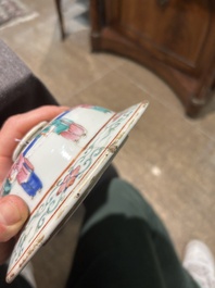 Een Chinese famille rose dekselvaas met spelende jongens in een paleistuin, 19de eeuw