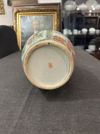 Een paar Chinese Kanton famille rose vazen met paleissc&egrave;nes en floraal decor, ca. 1900