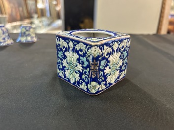 Een Chinese dekselkom op voet, twee wijnkoppen en een warmer, Tongzhi merk en periode