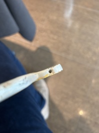 Een polychrome Delftse plaquette met een fontein in theatrale gordijnlijst, 18de eeuw