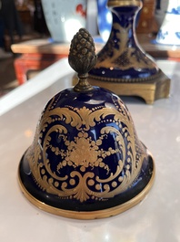 Een paar grote S&egrave;vres porseleinen vazen met allegorie&euml;n van 'De oogst' en 'De visvangst' op verguld bronzen monturen, Frankrijk, 19de eeuw