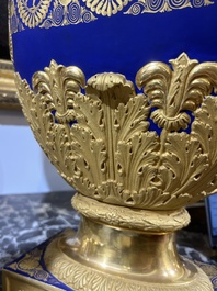 A fine French Empire vase with refined gilt design on a cobalt blue ground, Paris, early 19th C.