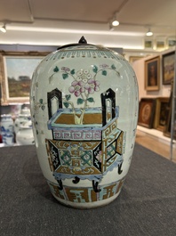 Twee Chinese qianjiang cai yenyen vazen en een famille rose dekselpot, 19de/20ste eeuw