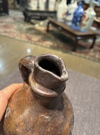 Een steengoed baardmankruik met dubbele adelaar en twee kruiken, 17de/18de eeuw