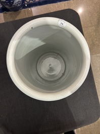 Een Chinese famille rose cilindervaas met verhalend decor, Qianlong merk, 20ste eeuw