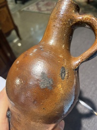 Een steengoed baardmankruik met dubbele adelaar en twee kruiken, 17de/18de eeuw