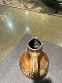 Een steengoed baardmankruik met dubbele adelaar en twee kruiken, 17de/18de eeuw