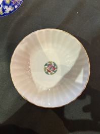 Een Chinese dekselkom op voet, twee wijnkoppen en een warmer, Tongzhi merk en periode