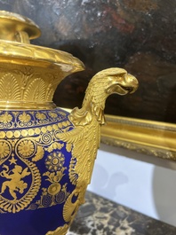 A fine French Empire vase with refined gilt design on a cobalt blue ground, Paris, early 19th C.
