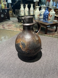 Een steengoed baardmankruik met dubbele adelaar en twee kruiken, 17de/18de eeuw