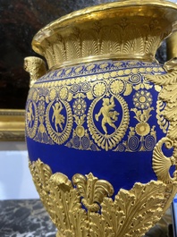 A fine French Empire vase with refined gilt design on a cobalt blue ground, Paris, early 19th C.