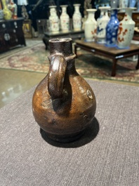 Een steengoed baardmankruik met dubbele adelaar en twee kruiken, 17de/18de eeuw