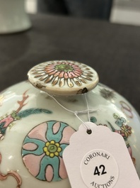 Een Chinese famille rose dekselvaas met antiquiteiten, 19de eeuw