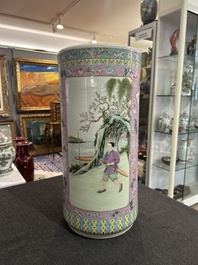 Een Chinese famille rose cilindervaas met verhalend decor, Qianlong merk, 20ste eeuw