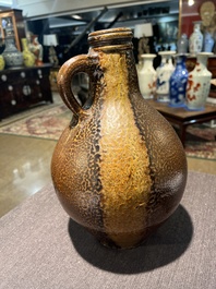 Een steengoed baardmankruik met dubbele adelaar en twee kruiken, 17de/18de eeuw