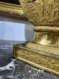A fine French Empire vase with refined gilt design on a cobalt blue ground, Paris, early 19th C.