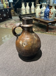 Een steengoed baardmankruik met dubbele adelaar en twee kruiken, 17de/18de eeuw