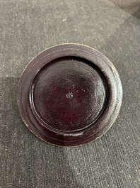 Twee Chinese qianjiang cai yenyen vazen en een famille rose dekselpot, 19de/20ste eeuw