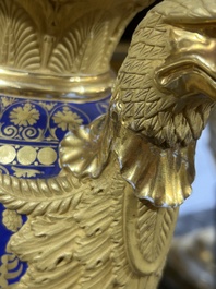 A fine French Empire vase with refined gilt design on a cobalt blue ground, Paris, early 19th C.