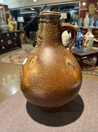 Een steengoed baardmankruik met dubbele adelaar en twee kruiken, 17de/18de eeuw