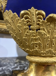 A fine French Empire vase with refined gilt design on a cobalt blue ground, Paris, early 19th C.