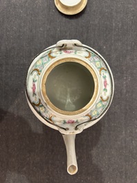 Five Chinese famille rose wares with antiquities design, 19th C.