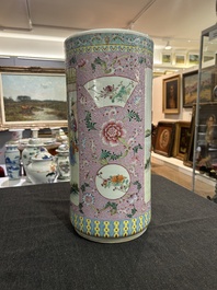 Een Chinese famille rose cilindervaas met verhalend decor, Qianlong merk, 20ste eeuw