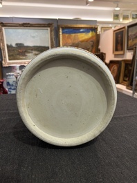 Een Chinese famille rose cilindervaas met verhalend decor, Qianlong merk, 20ste eeuw