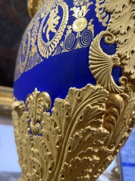 A fine French Empire vase with refined gilt design on a cobalt blue ground, Paris, early 19th C.