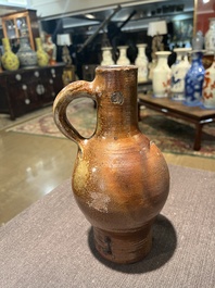 Een steengoed baardmankruik met dubbele adelaar en twee kruiken, 17de/18de eeuw