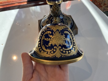 Een paar grote S&egrave;vres porseleinen vazen met allegorie&euml;n van 'De oogst' en 'De visvangst' op verguld bronzen monturen, Frankrijk, 19de eeuw