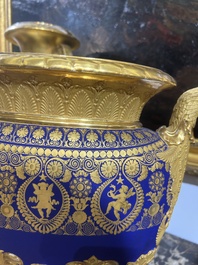 A fine French Empire vase with refined gilt design on a cobalt blue ground, Paris, early 19th C.