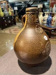 Een steengoed baardmankruik met dubbele adelaar en twee kruiken, 17de/18de eeuw