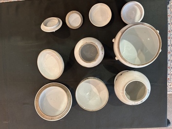 Een diverse collectie Chinees qianjiang cai en famille rose porselein, 19de/20ste eeuw