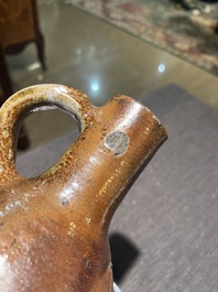 Een steengoed baardmankruik met dubbele adelaar en twee kruiken, 17de/18de eeuw