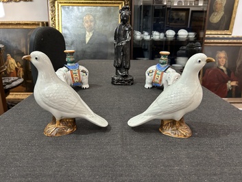 Een paar Chinees porseleinen duiven, een paar olifanten-kandelaars en een zwart-geglazuurde dame, 19de/20ste eeuw